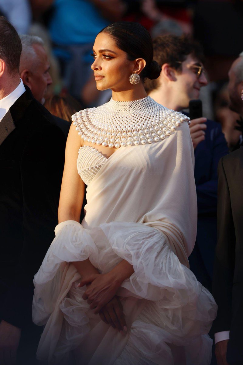 abhi_mohan_97's tweet photo. When the nature understands the assignment 
Sunshine’s complimenting an eternal beauty #deepikapadukone https://t.co/vUbOAbC7Ne