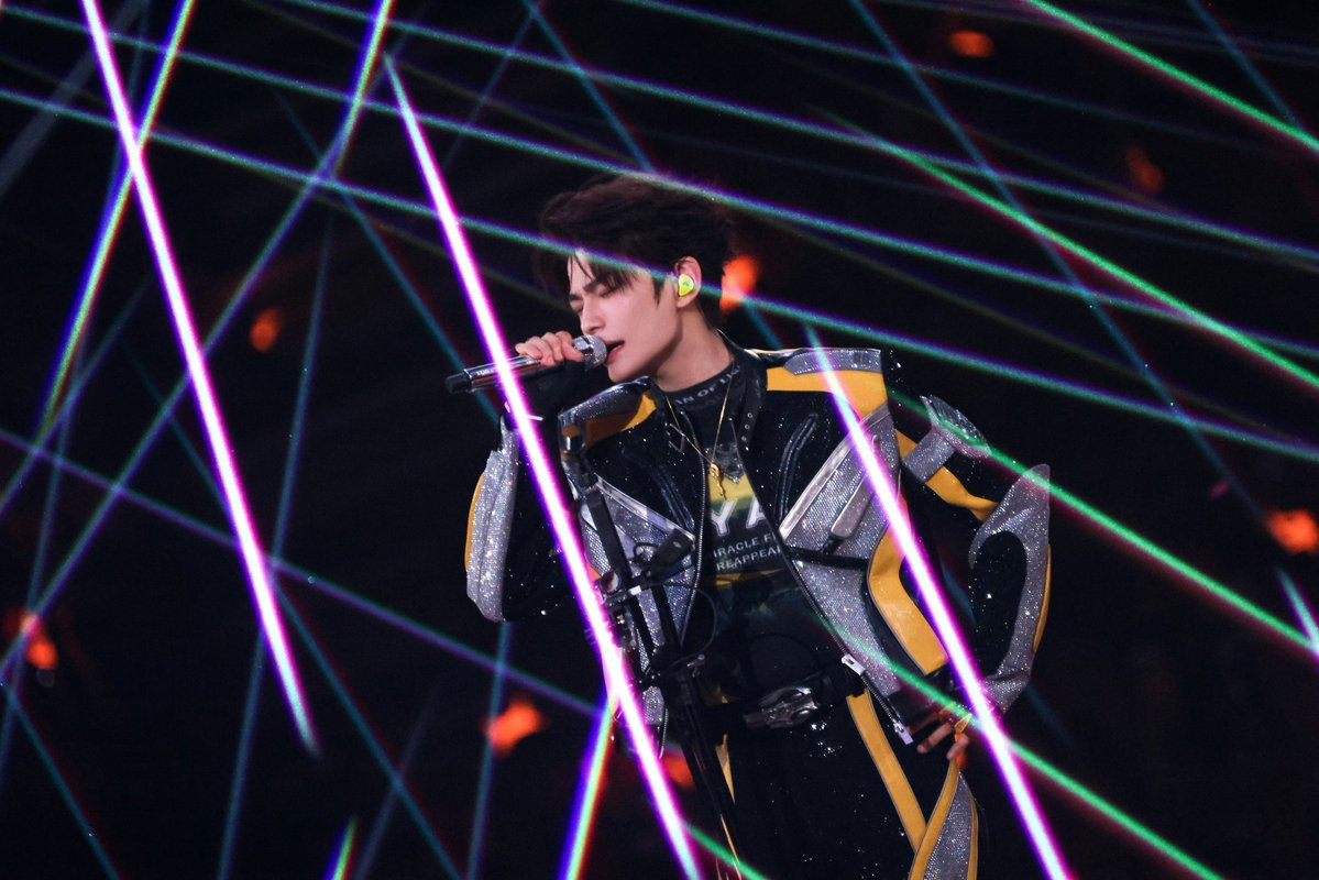 dyxRyan_fanclub's tweet photo. Recapture the fire of youth, and run toward the light ahead.
#DingYuXi #RyanDing #丁禹兮 #XiCreate #XiCreateFTYOUConcert
©️丁禹兮工作室(Weibo) https://t.co/z028XlnATu
