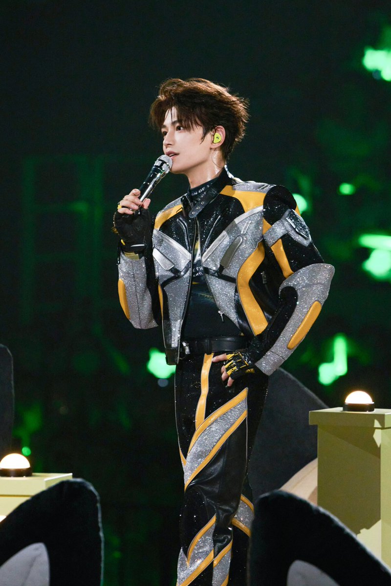 dyxRyan_fanclub's tweet photo. Recapture the fire of youth, and run toward the light ahead.
#DingYuXi #RyanDing #丁禹兮 #XiCreate #XiCreateFTYOUConcert
©️丁禹兮工作室(Weibo) https://t.co/z028XlnATu