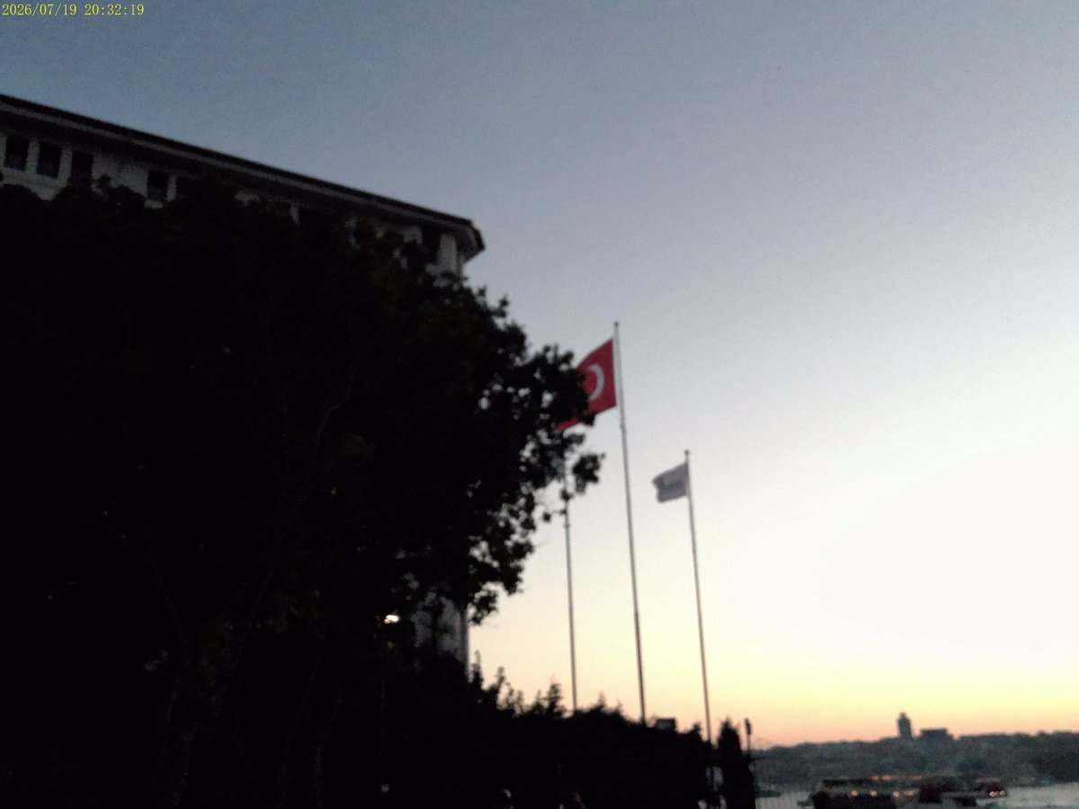 zeymisya's tweet photo. Türk bayrağını gördüğüm her yerde çekmeye çalışırım ben buyum 🥹🇹🇷 https://t.co/XdHJhGNxjP