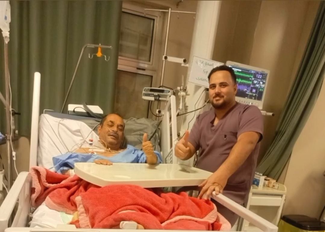 Abudharl's tweet photo. أحد الزائرين الكرام من أحد الحملات الى النجف أسماعيل رحماني من أيران يعاني من فشل كلوي وعند المرور بمضيف آل الصدر الكرام في الحنانة تعرض لوعكة صحية نقل على أثرها الى مستشفى الحكيم ليدخل في غيبوبه وتم على أثرها دخوله إلى العناية المركزة حيث تطلب الأمر إجراء غسل كلوي CRRT ... وبعد اخبار الأهل تعذر الأهل عن دفع المبلغ كونهم من ميسوري الحال والمبلغ المطلوب للغسل الكلوي هو 3 ملايين دينار وكذلك مصاريف الرقود والعلاج اليومي ايضاً بمعزل عن الغسل ايضاً له كلفة أخرى ... وبعد أيصال الخبر الى سماحة السيد مقتدى الصدر اعزه الله لم يتعذر عن خدمة زوار جده بل أمر بالاهتمام به وبعائلته وصرف المبلغ المطلوب لعلاجه على نفقته الخاصة وكذلك مبلغ سفره إلى إيران والحمد لله اليوم تم خروجه من المستشفى بحاله صحية جيدة