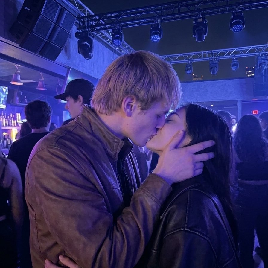 slmbenstalker's tweet photo. ~ Love at first sight
#TeoDen au

İlk görüşte aşka inanmayan Deniz ve Teoman’ın, heyecanla gittikleri Duman konserinde hayatlarının aşkıyla karşılaşacaklarından haberleri yoktu. https://t.co/s2kDrRXo1J
