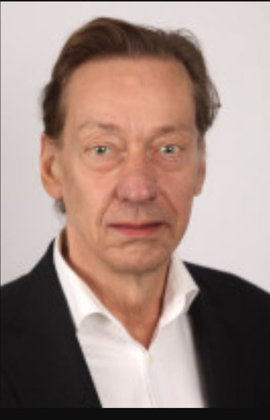 BJilge's tweet photo. 19.07.2026 Auskunftsersuchen zum 6-fachen Mord in Stade
… an die Pressestelle der Staatsanwaltschaft in Stade:
Viele Bürger fragen sich, warum die Staatsanwaltschaft Stade keinen Haftbefehl gegen die 65-jährige Fahrerin des Fluchtfahrzeuges des 6-fachen Mörders von Stade beantragt hatte.
Bei der Vernehmung gab die Fahrerin des Fluchtfahrzeuges an, vom Täter zum Führen des Fahrzeuges gezwungen worden zu sein, obwohl sie diesen freiwillig zu der Einrichtung hingefahren hatte. Dass die Fahrerin die Tat nicht mitbekommen hat, kann somit ausgeschlossen werden, zumal selbst Anwohner zu Protokoll gaben, dass sie Schüsse und Schreie aus der Jugendhilfeeinrichtung gehört haben.
Mit Bezug auf diese sehr zweifelhaften Aussagen der Tatverdächtigen, sah die Staatsanwaltschaft Stade keinen dringenden Tatverdacht und verzichtete auf die Beantragung eines Haftbefehles.
Da die Fahrerin des Fluchtwagens nun untergetaucht ist und sich somit den  behördlichen Ermittlungen entzogen hat, wie den Medien zu entnehmen war, möchte die AfD-Kreistagsfraktion Stade wissen:
– ob gegen die Frau nun ein Haftbefehl beantragt wurde,
– ob der Staatsanwaltschaft der Aufenthaltsort der Frau bekannt ist,
– ob die Staatsanwaltschaft weiterhin von fehlendem Tatverdacht ausgeht,
– und ob der mögliche Zwang zum Führen des Fluchtwagens durch Beweise untermauert ist.
Vielen Dank.
Mit freundlichem Gruß
Dipl.-Ing. Maik Julitz
Kreistagsabgeordneter der AfD-Fraktion