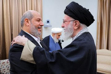 ArifOzel2's tweet photo. Şehid olan yaşayan şehid
ve şehidlerin babası yaşayan şehid... https://t.co/11LBOvanDi