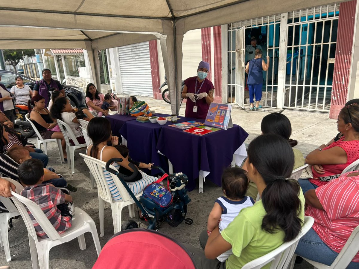 Salud_Guayas's tweet photo. #MSPEnTerritorio | Nutricionista de @Salud_Ec realiza taller de cocina 🫕 en vivo, dirigido a la comunidad de la parroquia #Ayacucho, a quienes se les enseña como preparar una ensalada 🥗 de quinoa con vegetales y mango, con el objetivo de mantener una #AlimentaciónSaludable. https://t.co/MWAVNoTc9j