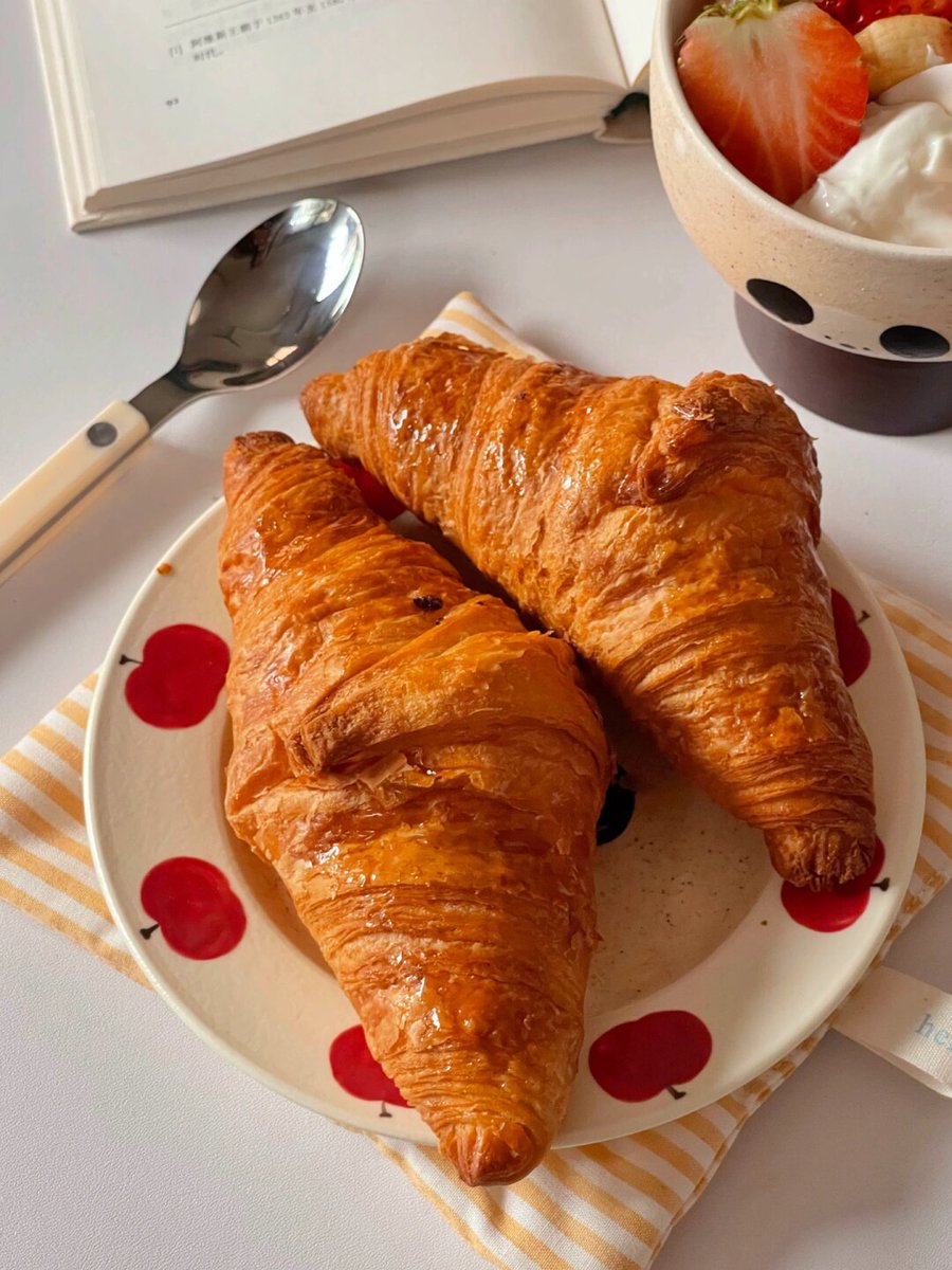 ppmm6575's tweet photo. Just found the last warm croissant at the bakery and that’s my morning already—crispy, buttery perfection hitting all the right spots ， https://t.co/yQ2v53Fnje