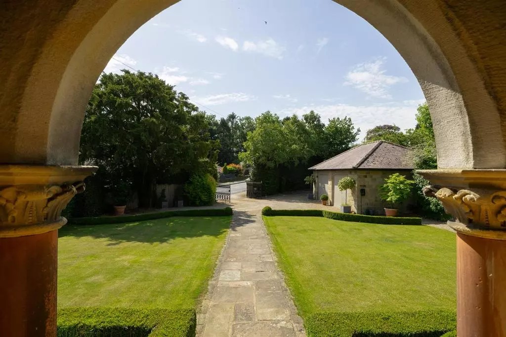 OnTheMarketCom's tweet photo. Hebden Lodge is a beautifully proportioned country house, set in the heart of an idyllic village with views across the Yorkshire countryside.

📍How much? £1m
📍Where? Dacre Banks, North Yorkshire 

🔗Click here to take a look at the property: https://t.co/Hrij4vK54y https://t.co/gWrTPT5EOD