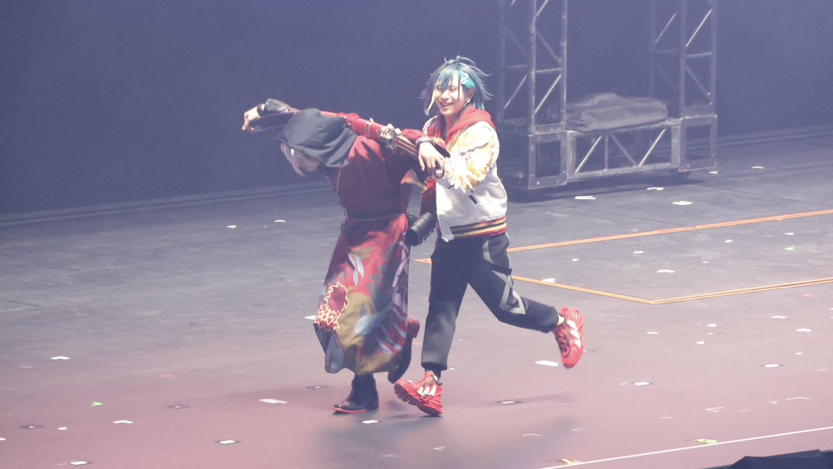 monst_IZON's tweet photo. ニコニコ超会議2026＆モンドリⅣ

個人的に好きなのが、元気にファンサするメビウスと、乗り気じゃないのに付き合わされてる感あるバサラのコンビ

メ「あっち見て！手振ってくれてるよ！」
バ「今食ってる途中なんだが‥」

メ「向こう側行ってみよ！」
バ「分かったから押すなって‥」

誰か伝われ。 https://t.co/V4NqkCxeST