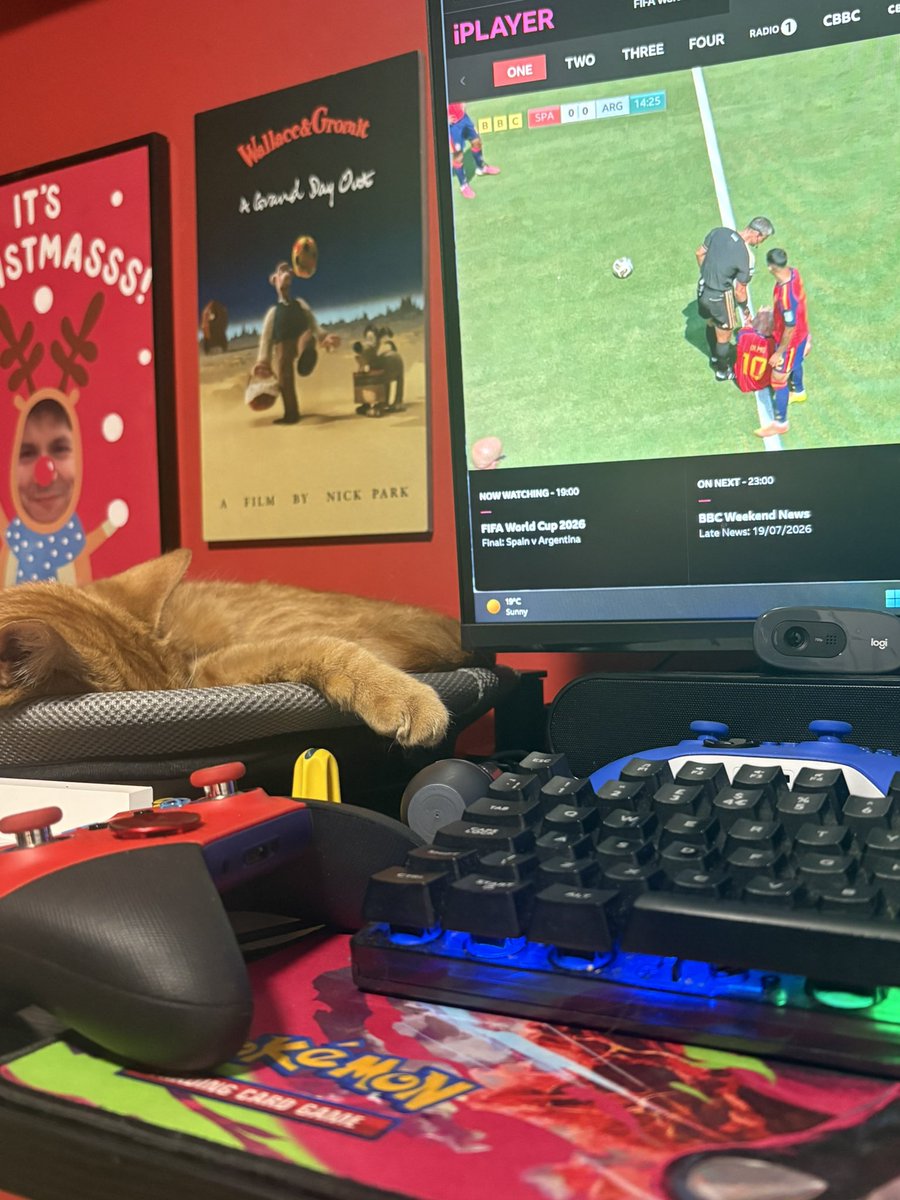 Charlespeterz's tweet photo. @EpicTofuChris Martin fell asleep whilst I was “working” too https://t.co/L1Z7mZKWyV