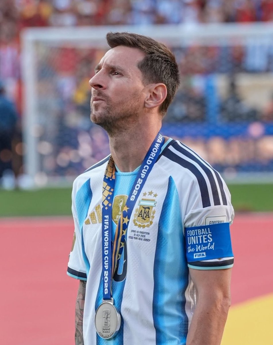 idextratime's tweet photo. 🚨 TERKINI : Pernyataan Lionel Messi pasca kekalahan di final Piala Dunia 2026.

🗣️"Rasa sakit ini begitu besar, dan butuh waktu agar luka ini bisa sembuh. 

Namun, aku memilih untuk tetap berpegang pada semua hal baik yang telah kami lalui, semua pertandingan yang berhasil kami balikkan dengan memberikan segalanya, serta momen-momen yang akan selalu tersimpan dalam kenangan kami.

Aku akan selalu mengingat dukungan dari seluruh rakyat Argentina yang, bersama kerja keras dan pengorbanan tim ini, sekali lagi membawa kami kembali menjadi salah satu tim terbaik di dunia.

Hari ini mungkin sulit untuk menghargai apa yang telah kami capai tetapi tim ini benar-benar berhasil mencapai dua final Piala Dunia secara beruntun.

Terima kasih yang sebesar-besarnya dari lubuk hatiku atas setiap ucapan dan setiap pesan yang kalian kirimkan.

Sekali lagi, kita berhasil bersatu sebagai sebuah bangsa dan berdiri bersama, berbagi kebanggaan yang begitu besar sebagai orang Argentina.

Aku juga ingin mengucapkan selamat kepada Spanyol atas keberhasilannya menjuarai Piala Dunia." 🇪🇸