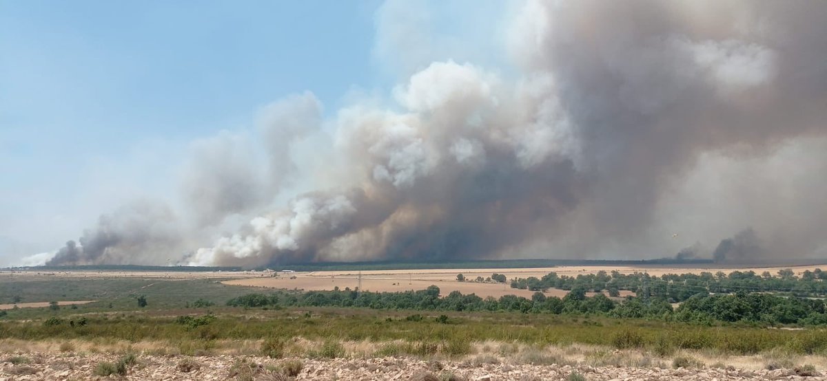 ferrandalmau78's tweet photo. 3) La prioridad sigue siendo proteger a la población y evitar la entrada del fuego en los núcleos urbanos #IUF
33 núcleos evacuados, 14 confinados, 1.200 personas desplazadas
En diversos sectores no resulta viable el ataque directo.
Trabajan 88 unidades y más de 400 personas https://t.co/LD7lAQdTTD