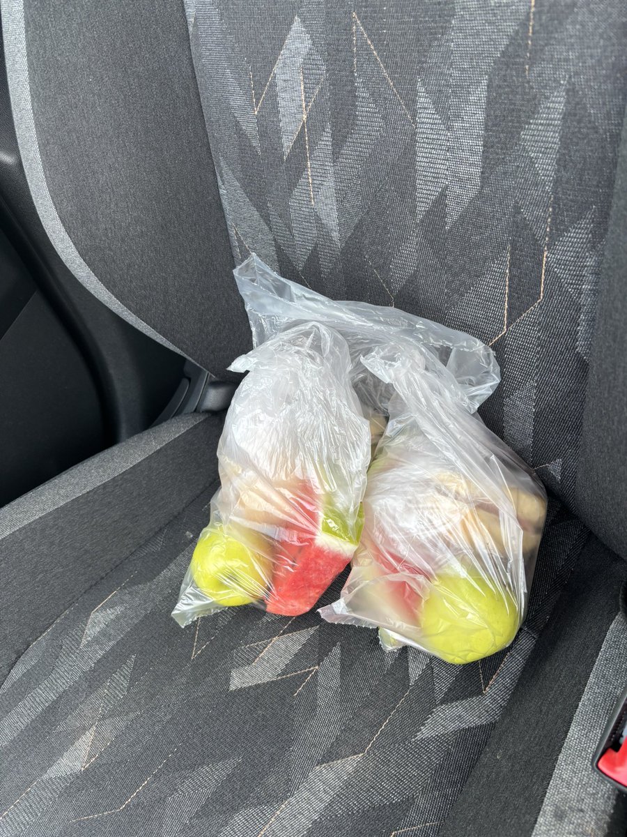 Re_Villarreal's tweet photo. No des dinero a las personas de los semáforos. ¿Quieres realmente ayudar?
Arma kits con cosas de limpieza personal o comida para regalarles ♥️
Si vives en zona de calor, puedes guardarlos en el refri y si quieres agregar ropa o juguetes, por favor que no estén rotos ni en malas condiciones.
Las personas en situación de calle merecen la misma dignidad y cuidados que nosotros.
Aquí yo hice 15 bolsitas con una rebanada de sandía, una manzana y un bollito con jamón y queso.
Esta semana las haré con melón y ropa que sacamos mi hijo y yo de nuestros closets.
Puedes preguntarles por sus necesidades y mes con mes hacer algo para hacer su vida un poquito más ligera.
Gracias por ayudar a alguien 🥰