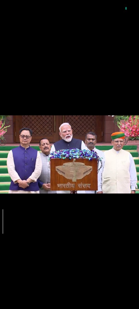 Vinodsingh075's tweet photo. रोटी और संसद

सुदामा पाण्डेय धूमिल 

जी ये कविता आज सच साबित हो गई।।।

एक आदमी

रोटी बेलता है
एक आदमी रोटी खाता है

एक तीसरा आदमी भी है
जो न रोटी बेलता है, न रोटी खाता है

वह सिर्फ़ रोटी से खेलता है
मैं पूछता हूँ—

‘यह तीसरा आदमी कौन है?’

मेरे देश की संसद मौन है।

#संसद_मार्च 
#दिल्ली