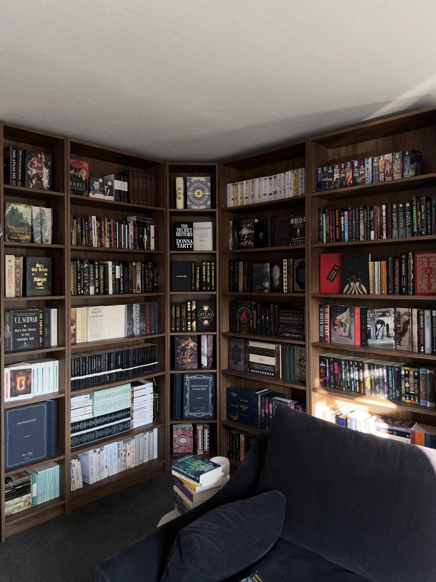literamie_'s tweet photo. my bookshelves look so beautiful rn 😌✨ https://t.co/iEzRt1xIXZ