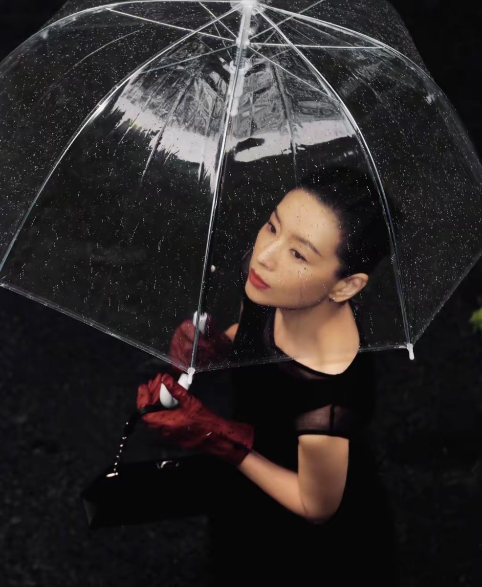 DoloresBac55689's tweet photo. A stranger handed me an extra umbrella when mine broke in the downpour, no words exchanged but her smile made my whole day. Such small kindnesses hit different. https://t.co/wKMAxyZMYi