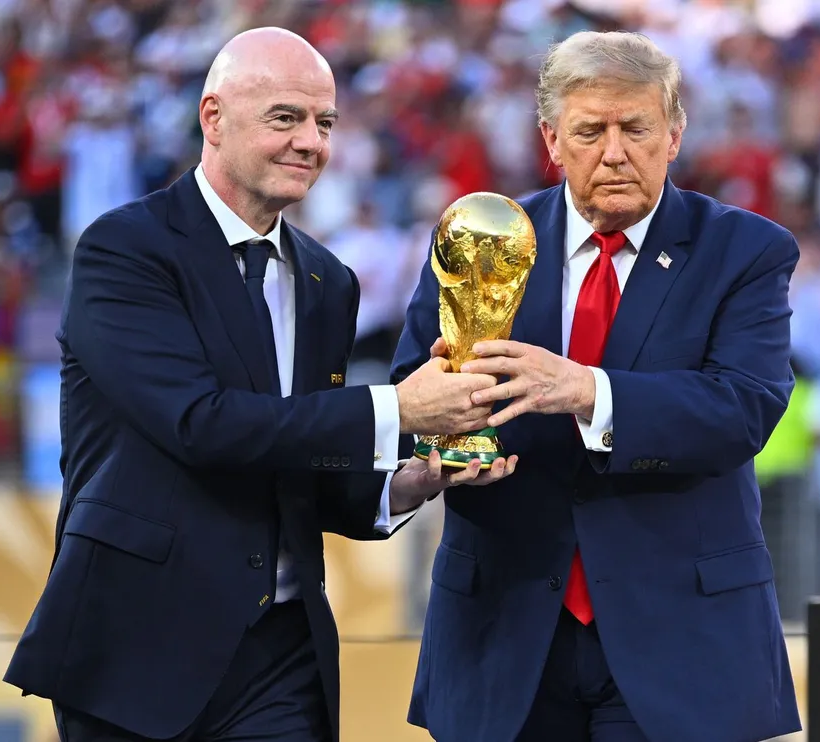 ShadesFrance's tweet photo. 🚨L'arbitre français Tony Chapron passe un COUP DE GUEULE sur le déroulement de la Coupe du monde 2026 ⚽️🗣️

▫️"On a vu un match de merde parce qu’il y a une équipe qui décide de ne pas jouer et cette équipe, on la favorise. C’était une compétition ternie par un jeu brutal et violent."
▫️"Il y a deux clowns [Trump et Infantino] qui ont dit que cette Coupe du Monde était la plus belle de toutes. Ceux qui ont dit ça n’aiment pas le foot, ils font du business dessus."
▫️"C’était 104 matchs et j’en ai pas vu beaucoup de beaux. C’était une promotion faite aux tricheurs et ce n’est pas ce que j’attendais d’une grande compétition comme celle-ci."