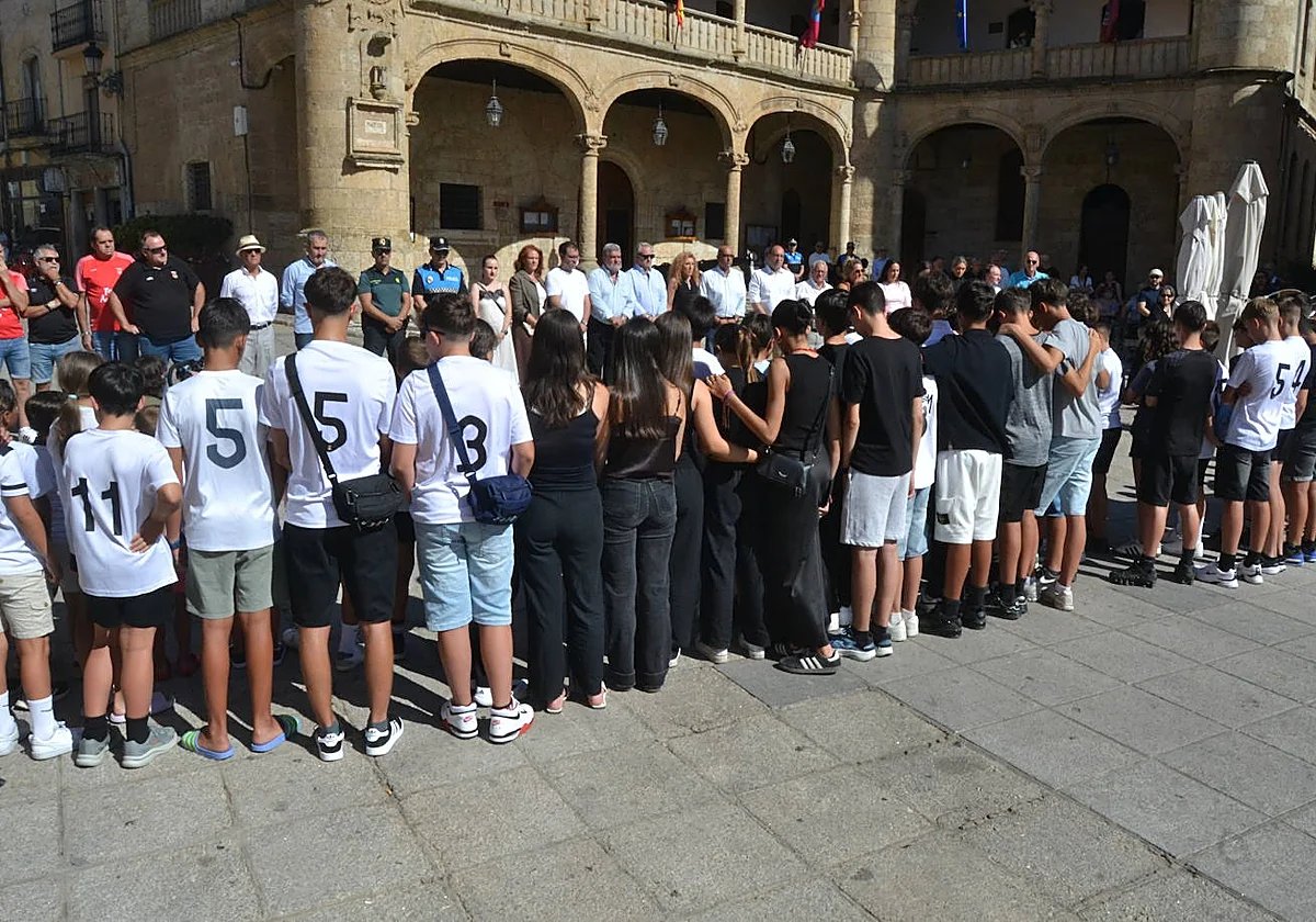LaGacetaSA's tweet photo. GALERÍA | ⬛ Ciudad Rodrigo llora la pérdida del menor fallecido durante la celebración del mundial
https://t.co/iBtEh0EZNw https://t.co/5jxSPRMGzB