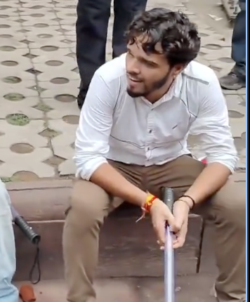 TheDeshBhakt's tweet photo. Viral allegation by @PMFNEWS that goons were deployed along with the @DelhiPolice - they assaulted students & protesters (in this case for just asking a question) 
I'm sure that Delhi Police spokesperson will have an explanation (like this man is their Hamza or something) However - are plainclothes cops allowed to sport gold earrings? Cool perk! 
(see the brutality of this goon / policeman below 👇🏼)