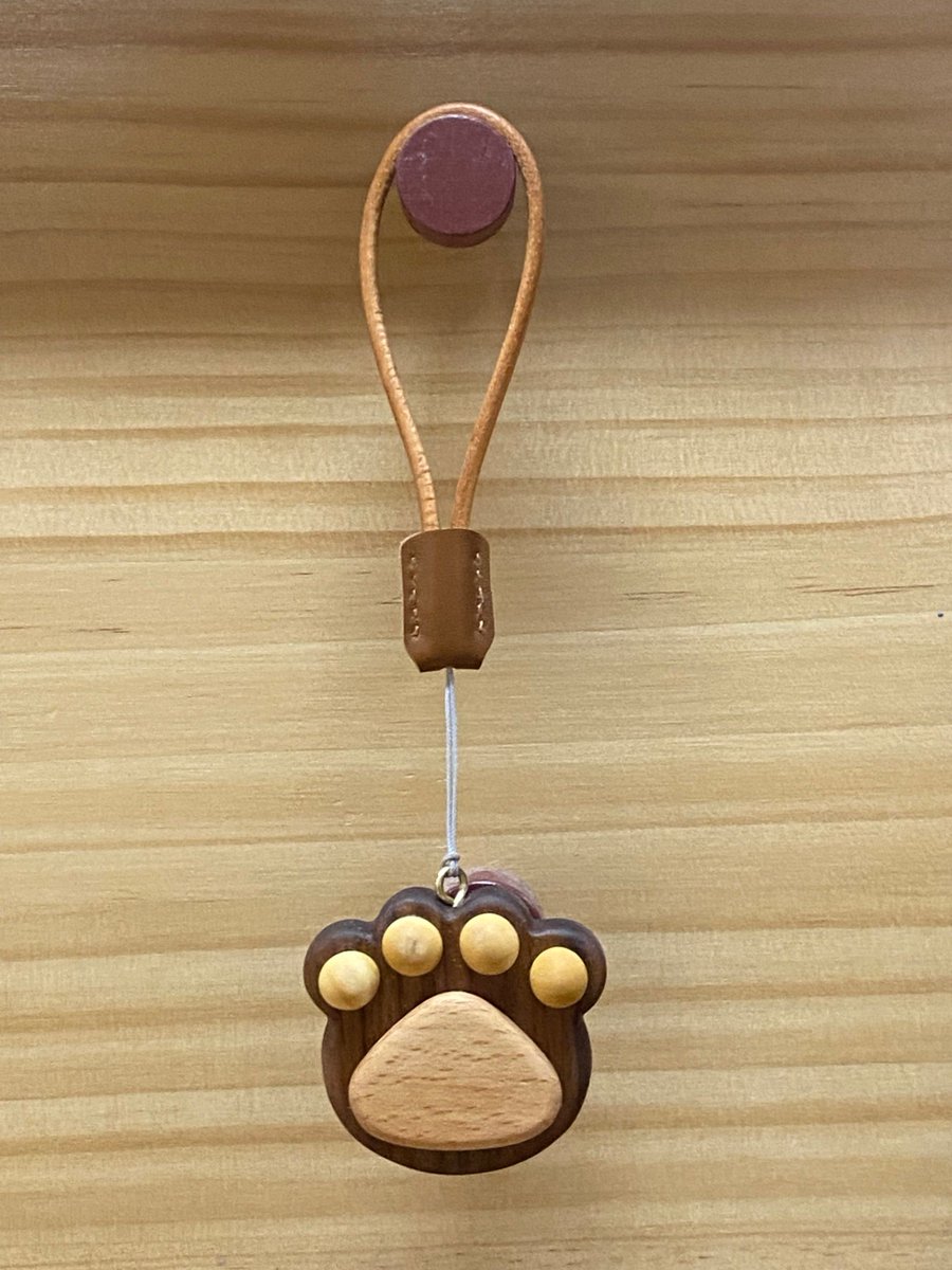 7ogw3g's tweet photo. Just finished my hand-stamped leather keychain—simple, personal, and perfect for gifting!  What tiny handmade project have you been working on lately #HandmadeDIY #CraftingJoy， https://t.co/uC0eqVmoCD