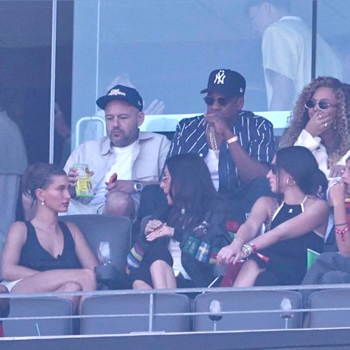 getusedto1t's tweet photo. lo hermosa que debe ser hailey y el aura que debe tener aún más en persona para que todos la estén mirando, incluidos jay z y beyonce… y eso que ni siquiera es ella la que está hablando, sólo su presencia 🙂‍↔️ https://t.co/4QXG24kh54