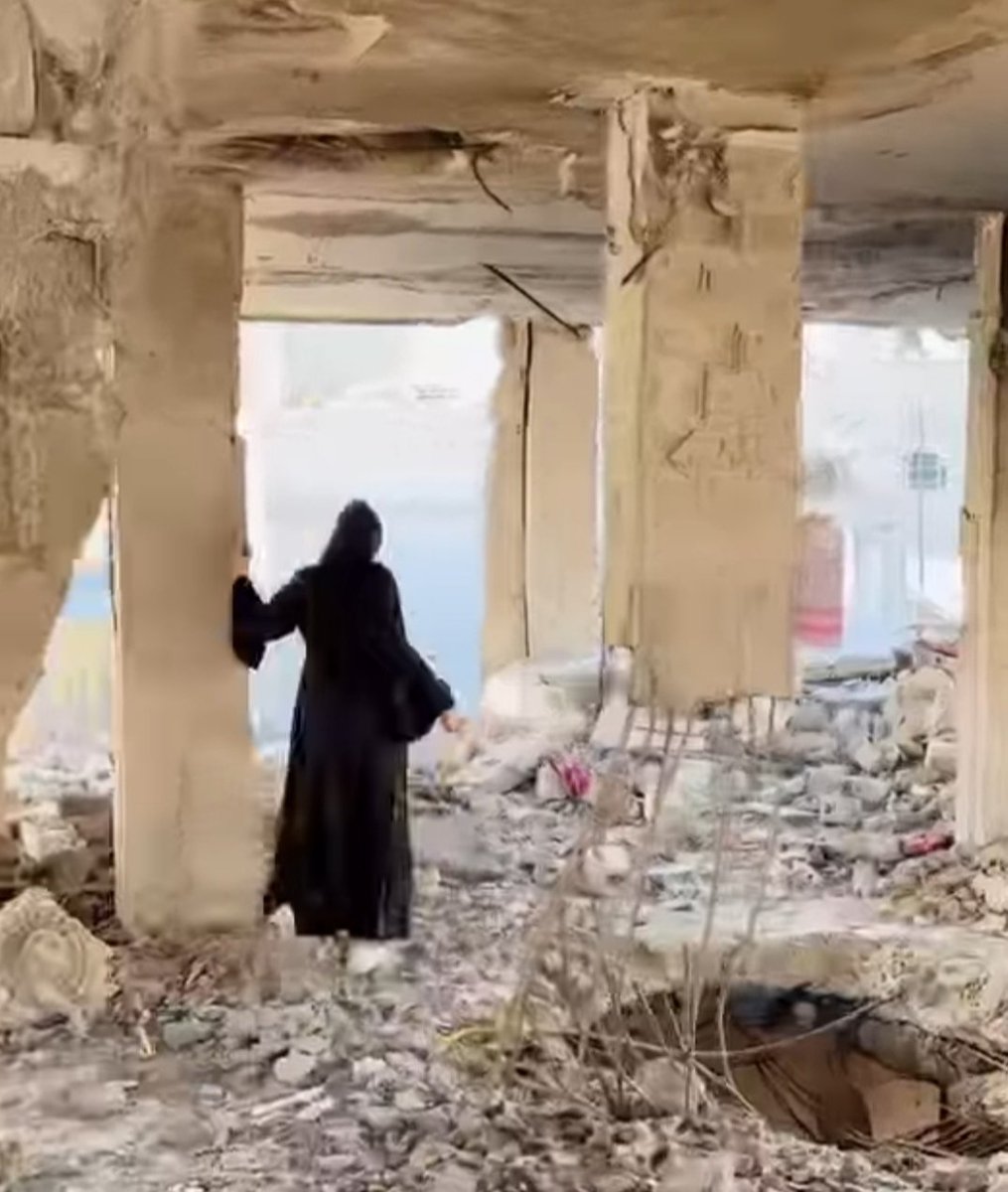 isl99am_a's tweet photo. My heart is heavy with sadness... 💔
I feel that our voices are getting lost amid all this pain, but I still hold on to the hope that someone will hear our call.
A Palestinian mother waiting for relief. 💔https://t.co/51bx1Ls9Ch… https://t.co/RGbszq12Fi