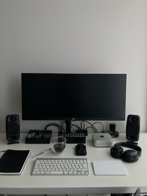 GentlemenxStyle's tweet photo. Your environment shapes your habits. Invest in your desk. Invest in your room. https://t.co/96KzWWZDQh