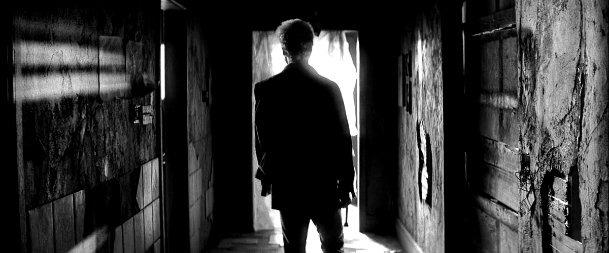 sky_0707s's tweet photo. Memento (2000) might be Christopher Nolan's most underrated film. https://t.co/cOW8BWQq3E