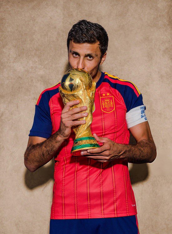 sajadTranslator's tweet photo. مالذي يعنيهُ لك رودري وللمنتخب الأسباني ؟ 

دي لافوينتي بتصريحٍ عظيم : 

رودري هو النور لهذا الفريق ولهذهِ المنظومة .. أنهُ أفضل لاعب في العالم في هذا المركز .. عندما يُشكك شخص برودري أمامي هذا يُصيبني بالحيرة التامة 🥶 https://t.co/2vmUYL1zdk