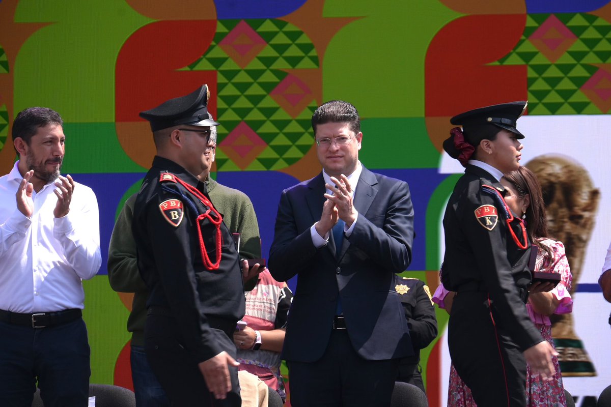PabloVazC's tweet photo. #Mundial2026 | Por 39 días, nuestra Ciudad se llenó de la emoción y la alegría del Fútbol; cada día, en cada festival, en el Zócalo, en el Estadio, en cada calle donde había un aficionado disfrutando de la fiesta mundialista, había un Policía de la @SSC_CDMX cuidando y protegiendo, ayudando y orientando, dando seguridad.  

Gracias a todas y todos mis compañeros Policías, de las Subsecretarías de #Operación Policial, de #Tránsito, de #Participación Ciudadana y de #Inteligencia e Investigación; de la Policía #Auxiliar, de la #Bancaria e Industrial, de la #Metropolitana, de #Género, del #ERUM, de #Cóndores y a los Cadetes de la #UNIPOL.

Gracias por poner en alto el nombre de la #PolicíaDeLaCiudadDeMéxico, por demostrar que somos una institución profesional, con capacidades para la atención de eventos masivos; gracias por mostrar la grandeza de la vocación y la entrega que existe detrás del uniforme.

El Mundial terminó, pero hoy somos una Policía distinta, más fuerte; hoy somos un referente y estamos listos para enfrentar, con lealtad, todos los retos que estén por venir.

#SomosSSC #LaMejorPolicía