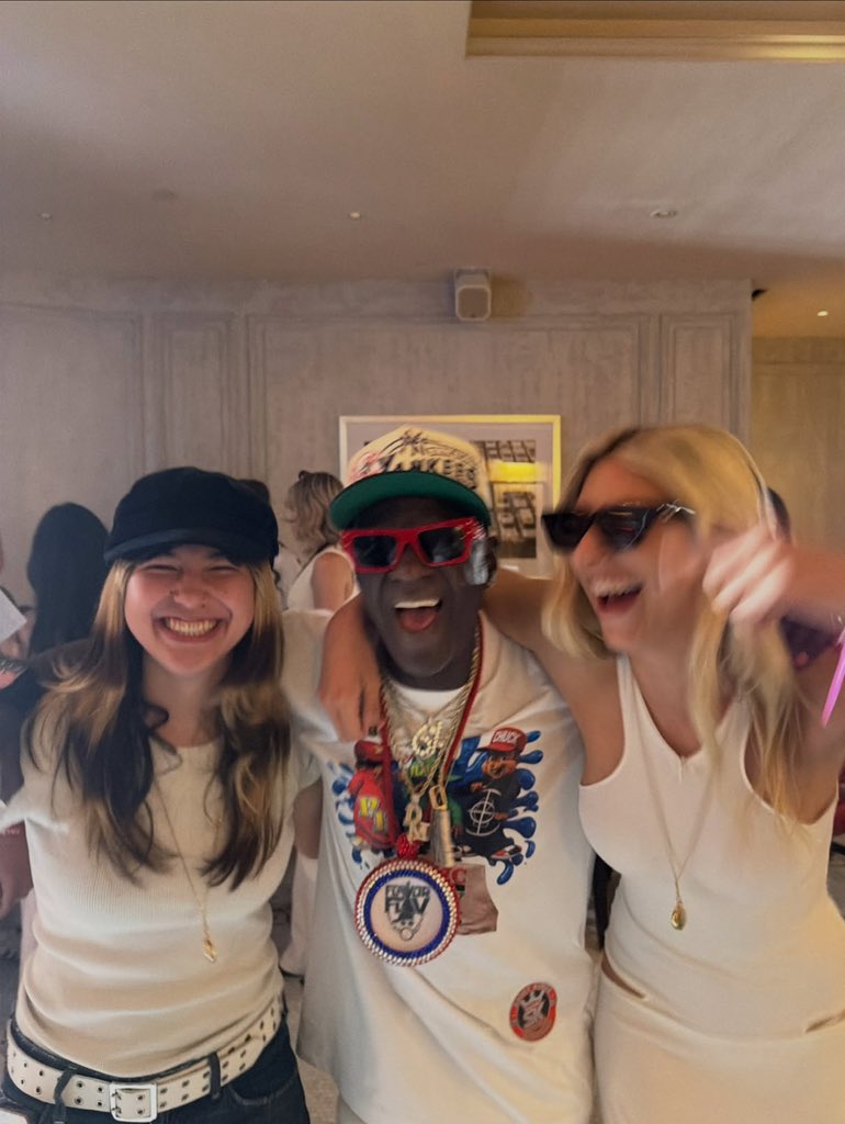 AlysaLiu885's tweet photo. New photos of Alysa Liu from the dinner at Flavor Flav’s SHE Weekend festival in Las Vegas (via: hubie_osborne_).

#AlysaLiu #FlavorFlav #SHEWeekend #FigureSkating #LasVegas https://t.co/DUfUJXlmIV