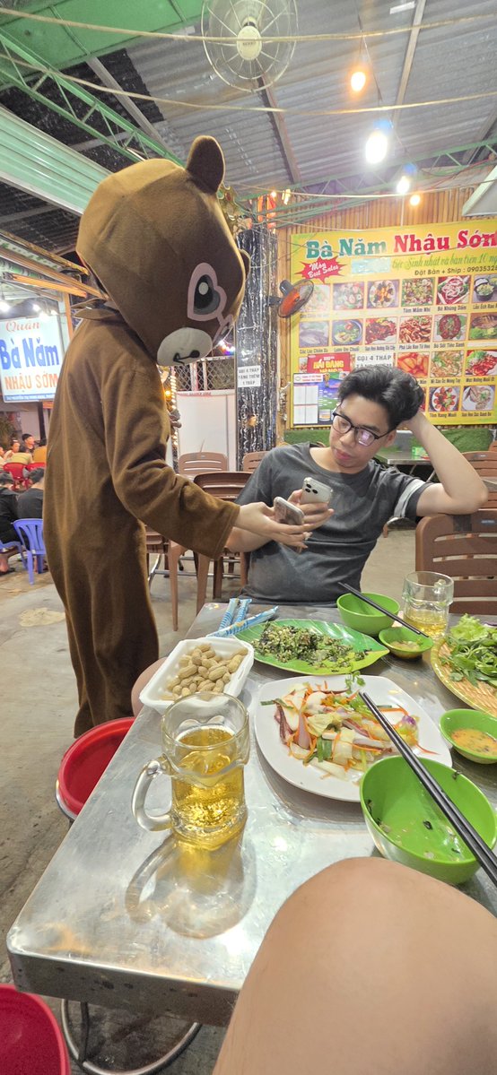 Mahoangvcc's tweet photo. 1h sáng vẫn có cô bé bán kẹo, may ko phải bán diêm https://t.co/nm65Qj2kYF
