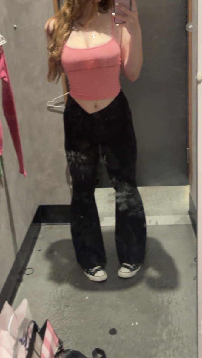 braindeaddeer's tweet photo. How much more weight do I have to loose to look like her I’m currently 150lbs (68kgs) and I’m 5,7 (170cm)
I’m also pretty sure in my pic it’s a slimming mirror https://t.co/0vGPDh7nie