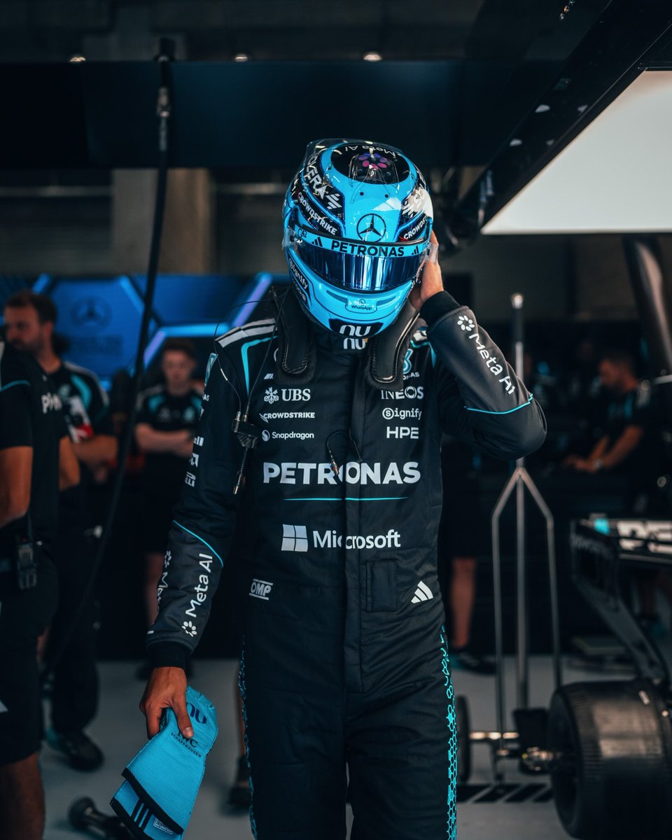 MercedesAMGTR's tweet photo. Russell ve Mercedes arasındaki ilişki çok kötü bir hal almaya başladı.

Maalesef Toto yönetiminde bir pilotla yollar ayrılmak istendiğinde zor yolu kullanır ve bunu pilota dolaylı yoldan belli ettirir.

Zamanında Lewis'i takımdan göndermek için Mercedes podyumlarda onu yalnız bırakıyordu.

Başta Russell'ın pilotajlığına laf attım ama Kemmel düzlüğünde bataryasının erken bitmesi, sıralamada düzlük hızının düşük olması kesinlikle pilotajlıkla alakalı değil.

Mercedes ve Russell olayı doğru bir yöne gitmiyor, kesinlikle yaz arasında masada konuşulması gereken konular var.