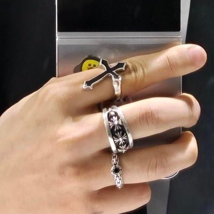 myevxn's tweet photo. nothing i love more than when heeseung wears his rings 🫠 https://t.co/rGAEbHdTsL