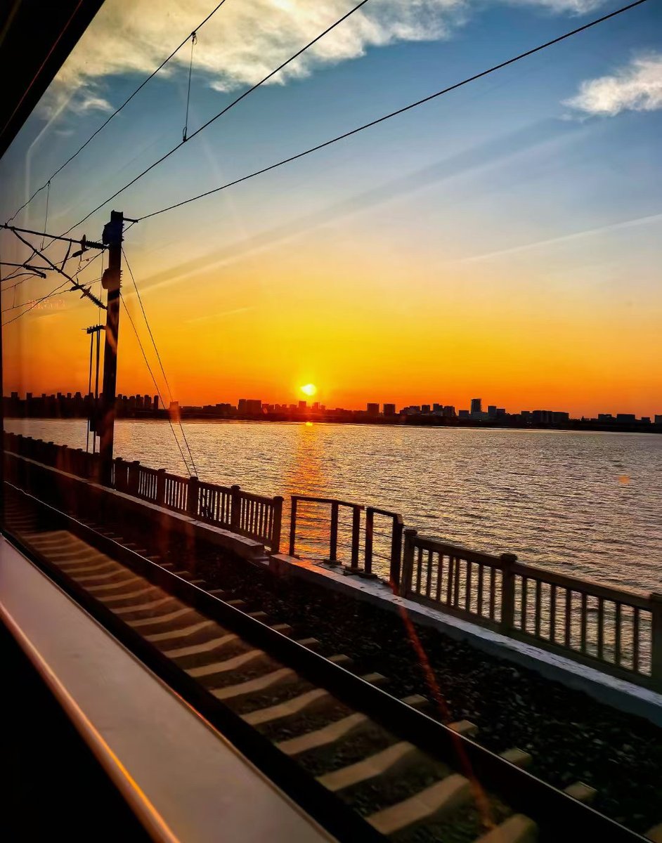 motcoll's tweet photo. Just caught the early morning train to the coastal town—salt air in my hair and a post-work week escape on my mind https://t.co/qQdAKRCq86