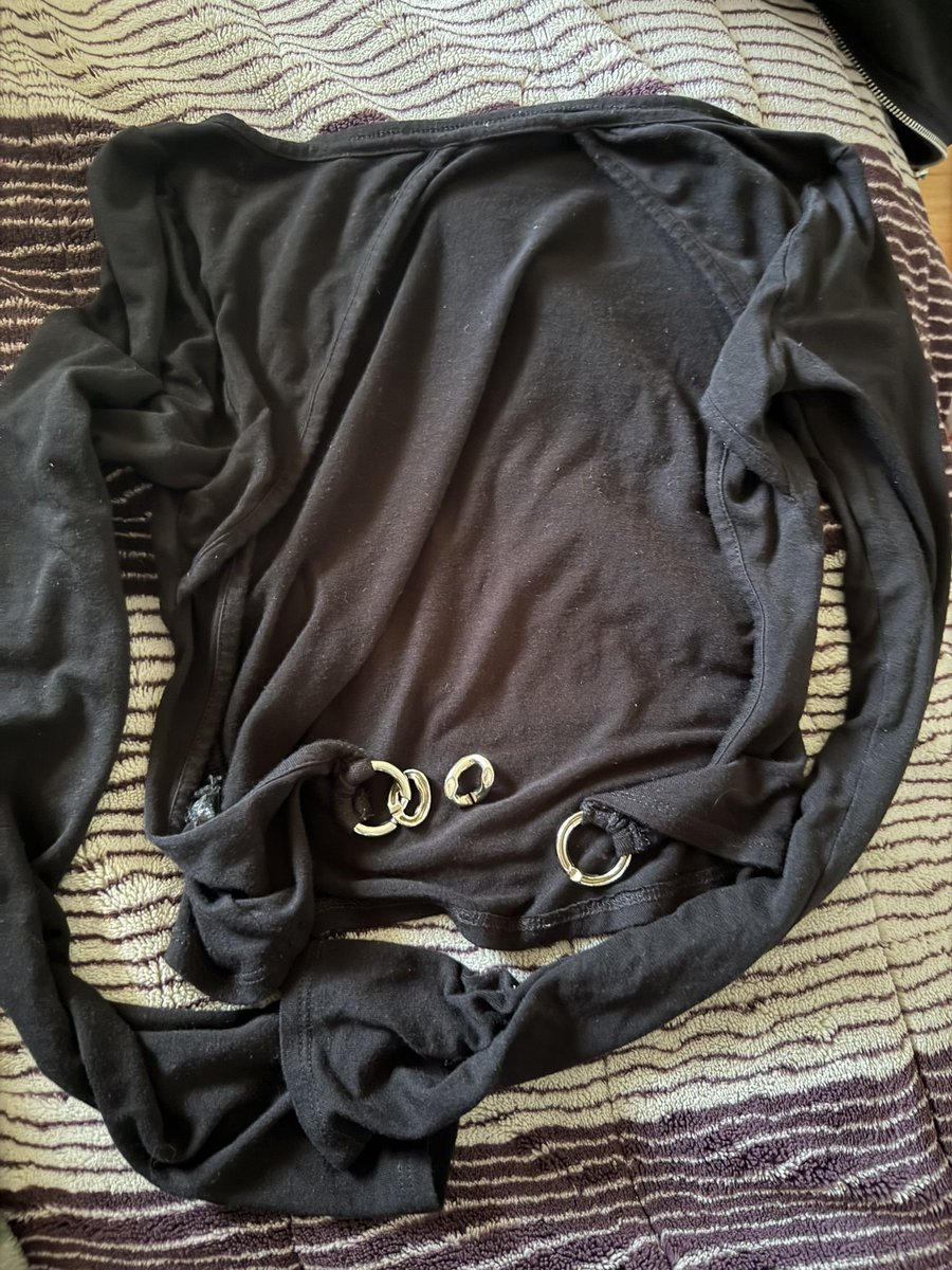 likeipicturesue's tweet photo. #fashiontwt SOMEONE PLEASE HELP ME!! my fav top (that i thrifted) broke in the washing machine and idk where its originally from. if anybody knows where i can find this top i will owe you my first born 😣 i included a photo of the top current and vids of me wearing it please iso https://t.co/dgFu8WVAJI