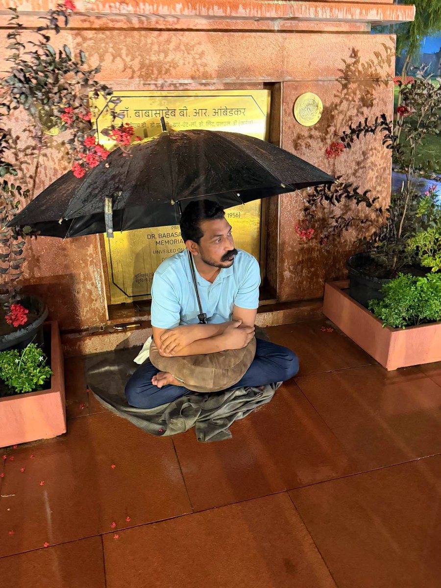 RajanKrGautam's tweet photo. "BJP की बी-टीम",
"एक अकेला सांसद क्या कर लेगा?" —

ऐसा कहने वालों, ज़रा देखो!

एक अकेला शेर ही सड़क से लेकर संसद तक
हर मुद्दे पर क्रांति की आवाज़ बनकर गरज रहा है।

और देखो, यह अकेला क्या-क्या करने की हिम्मत रखता है।
@BhimArmyChief जी जिंदाबाद। https://t.co/64D0RDZ2fO