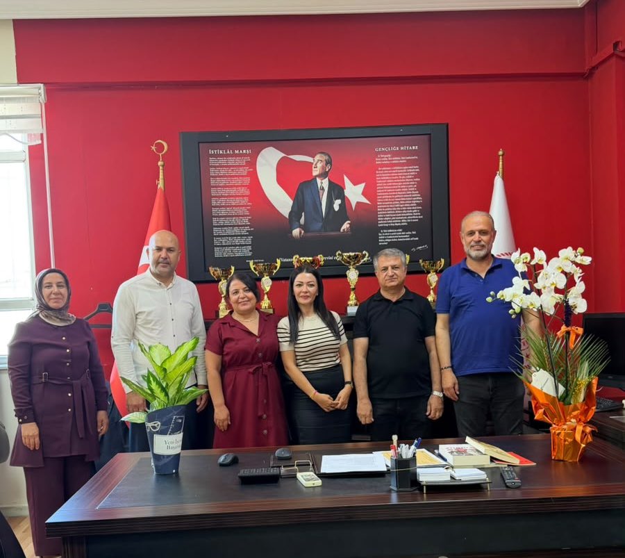 MehmetDemirEBS's tweet photo. Güne idareci arkadaşlarımızın bu ince ve nazik sürpriziyle başladık…

Değerli çalışma arkadaşlarıma bu zarif düşünceleri ve güzel dilekleri için yürekten teşekkür ederim…

Yeni dönem hepimiz için hayırlı, uğurlu olsun inşallah…🌺🤲 https://t.co/ESZWqICADP