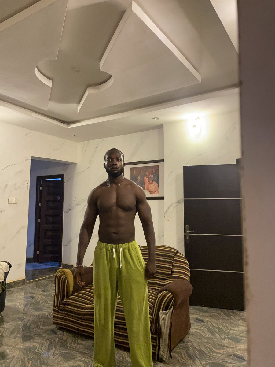 riqdmenace's tweet photo. At home.                               At the gym. https://t.co/zO9bIl4FVH