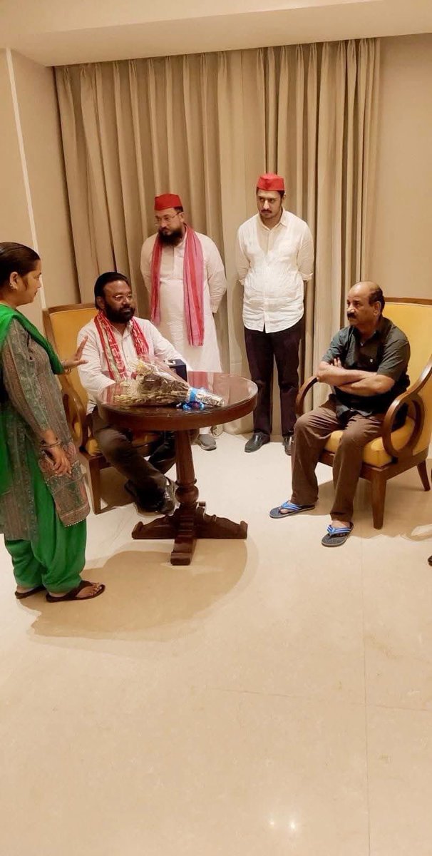 syruscrystal's tweet photo. क्या आप बता सकते हैं इस फ़ोटो में कौन 22% है कौन 7 % ? https://t.co/EhsEoCW7qm