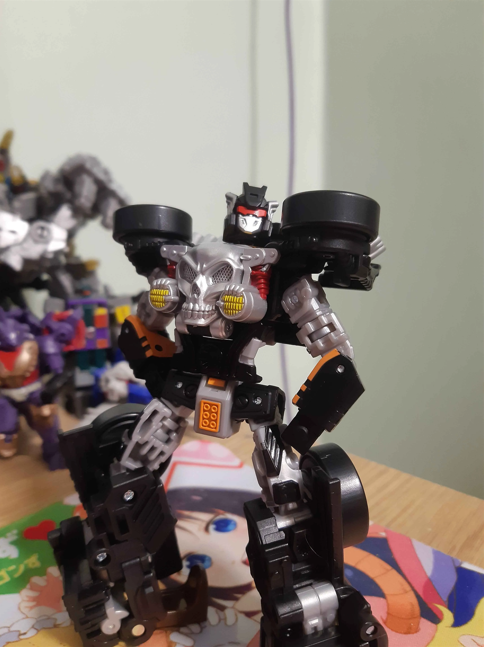 KokeishaMeryl's tweet photo. 44) Bone Shaker

This was a pleasant surprise when I got it. The leg transformation's quite fun even if the upper half's quite basic. The figure looks good too.
Do wish it had sword-wielding wrists but that's not a major complaint. https://t.co/tvpcQKT9dw