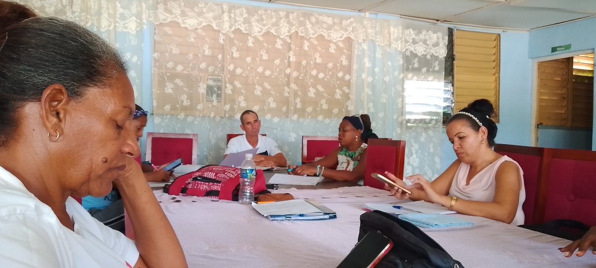 LopezDalgis's tweet photo. Esta tarde,es diferente.Nos reunimos todos los coordinadores de las zonas educativas para chequear y garantizar el desarrollo de las principales actividades en este cierre de curso.@CubaMined,@SantiagoDeCuba,@dme_mella https://t.co/XnWhuD3tAp