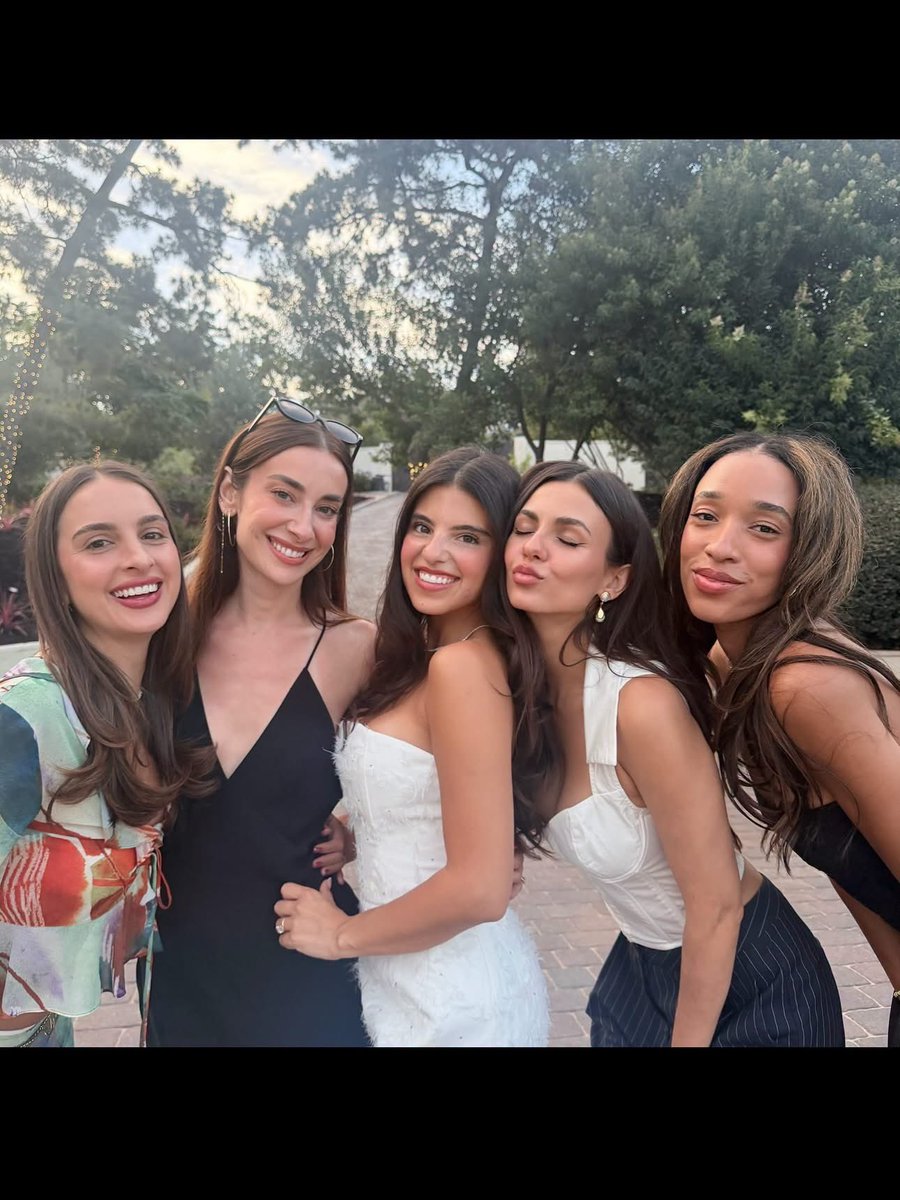 VictoriaJustice's tweet photo. https://t.co/fi646qK94j