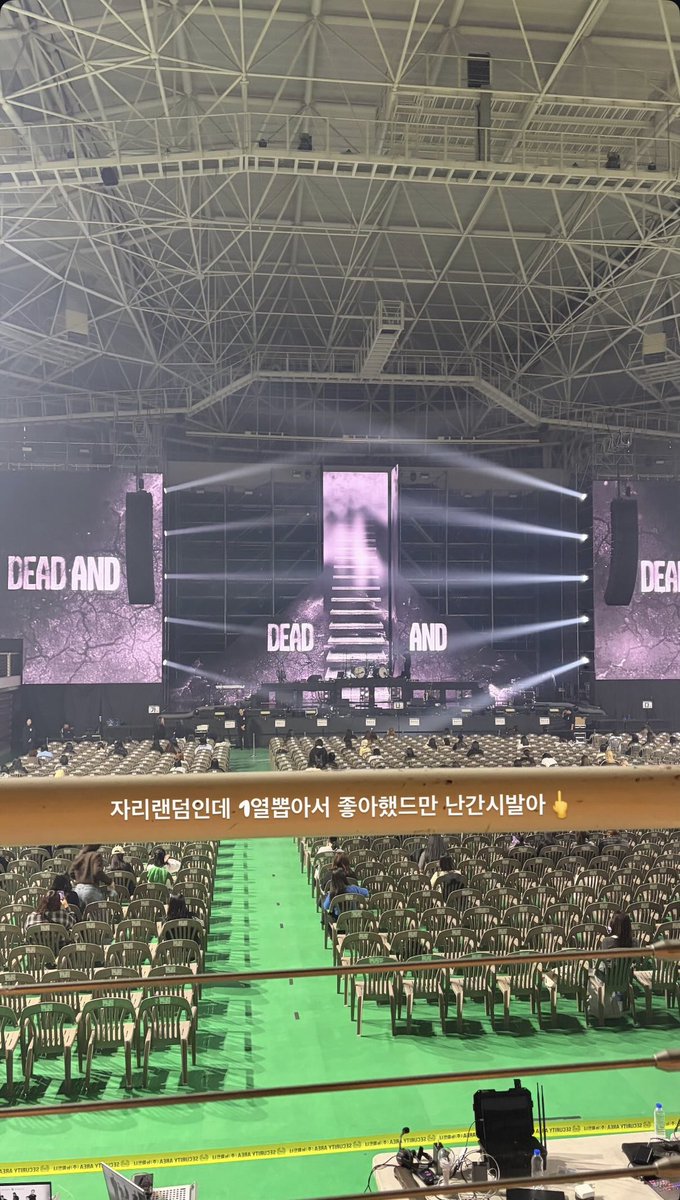 eomzzubari's tweet photo. 님들아 화정 2층 1열 절대 잡지마시긔,
저긴 ㄹㅇ 티켓 반값 받아야됨
앉으면 더 안보여서 누워야되는 수준
저 사진도 폰 높이들고 찍은거얌……….. https://t.co/Bsi43T7jrP