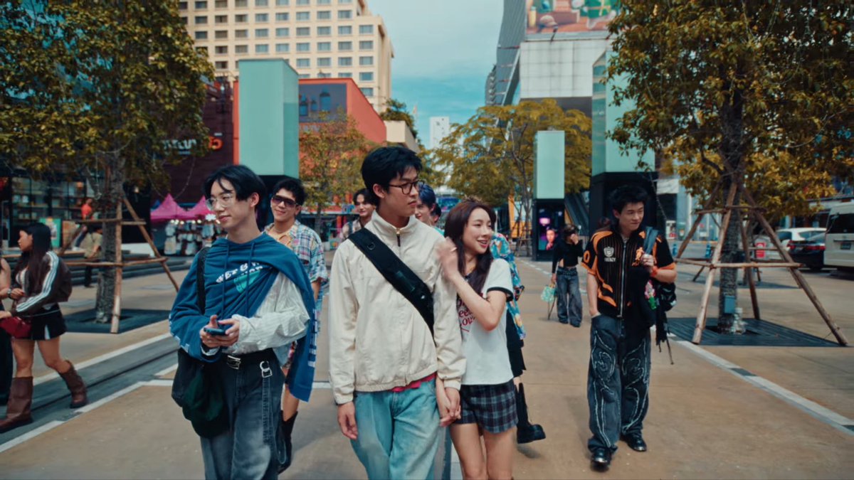 sleepysn00py's tweet photo. เธรดวิเคราะห์ Trailer ไว้อ่านเอง (อาจจะผิด)

GELBOYS 2 PRESSCON
#GELBOYS2_PRESSCON

จากการวนดูอีกรอบแบบช้าๆ ปะติดปะต่อเรื่องเองได้ว่า โฟร์มดน่าจะมีชื่อเสียงจากการร้องเพลงที่สยามแล้วมีคนเอาไปลงติ้กต่อกอะไรทำนองนั้นมั้ย เพราะตอนมีคนมาทักก็ยังอยู่กับแก๊งแบตเต็มร้อย แล้วก็มีพี่เชียรมีน้องบัวมาเดินด้วยกัน ส่วนที่ทำให้ดังจนมีแฟนคลับจริงจังคงเพราะไปเป็นนักร้องนำวงตอนเรียนวิดวะ อาจจะเข้าตาแมวมองสักคน เขาก็เลยชักชวนมาเซ็นสัญญาเป็นศิลปิน
