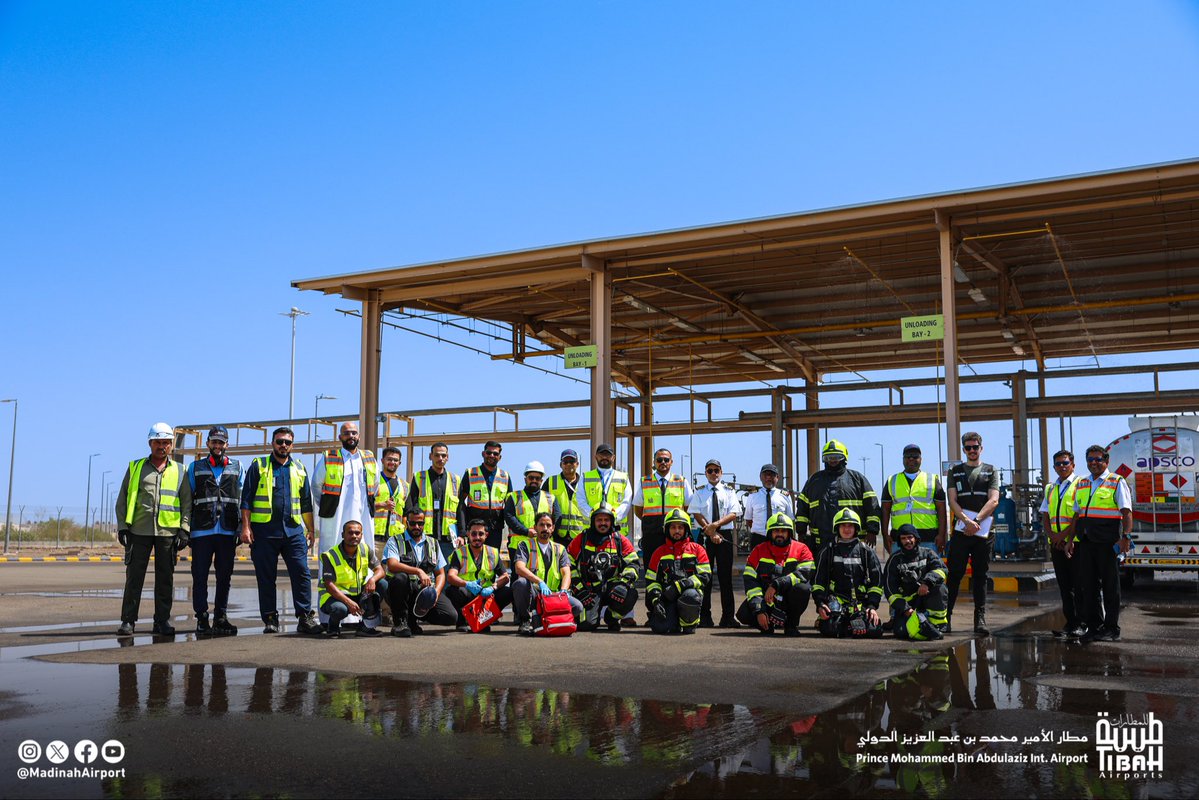 tibahairports's tweet photo. نفذت #طيبة_للمطارات فرضية الاستجابة لحادث حريق بمرافق تخزين وقود الطائرات، بمشاركة الجهات العاملة بـ #مطار_المدينة لاختبار كفاءة خطط الطوارئ، وتفعيل نظام إلكتروني متقدم للإبلاغ الفوري، بما يعزز سرعة الاستجابة ويحافظ على استمرارية العمليات. https://t.co/2AOXIhOqyu