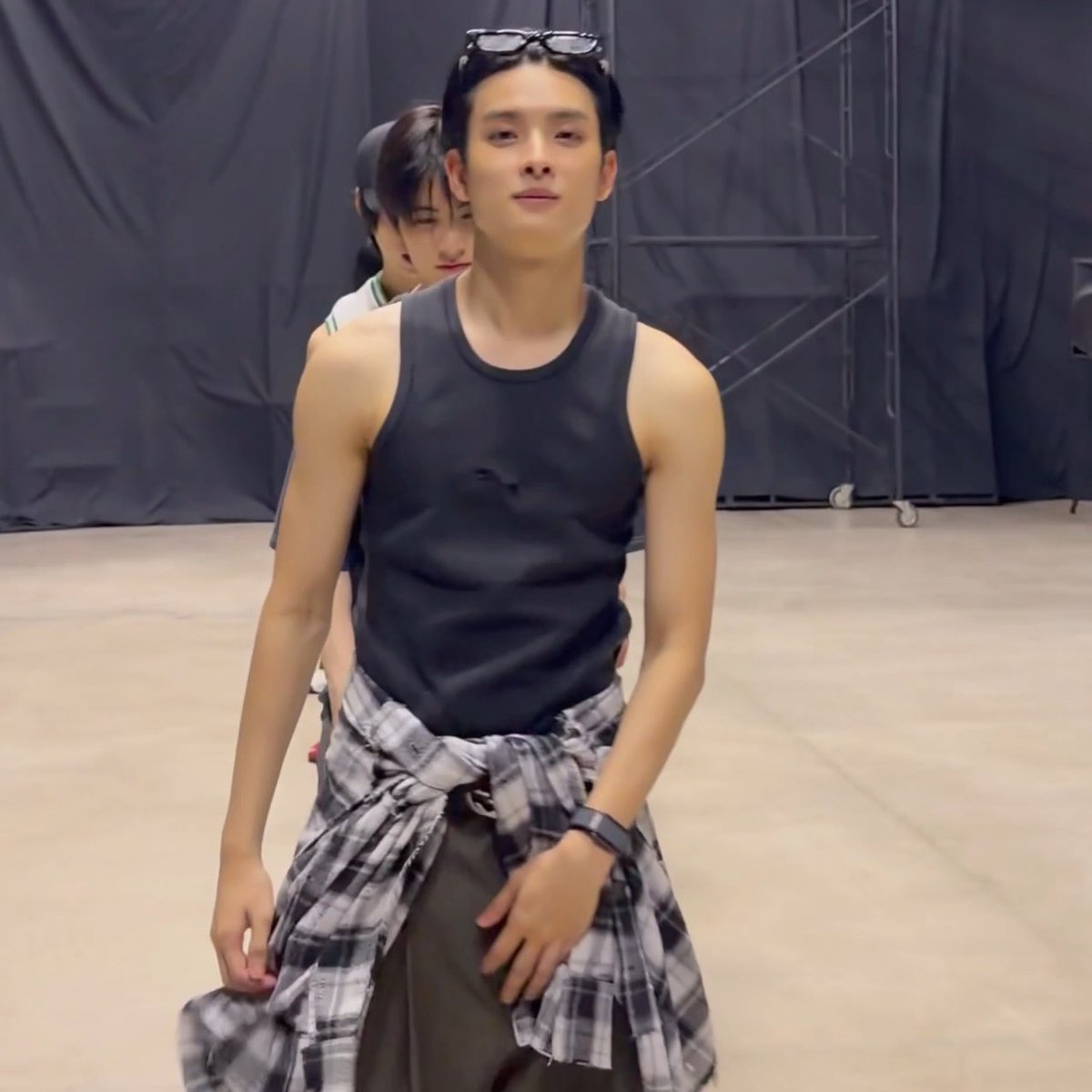 puppapxiion's tweet photo. ปองลุคซ้อมคอนโคตรหล่อโคตรกึง แต่เสื้ออ้ายเพิ่นไหวบ่ คงจะผ่านอะไรมามากมาย 5555555555555555555555555555555555555555555555 https://t.co/HPpZBJeubN