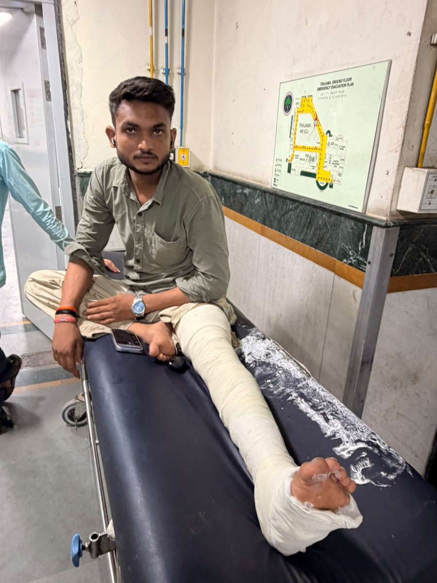 hemantrajora_'s tweet photo. Delhi RML Hospital /Sensitive Visuals 

Injured protesters undergoing treatment at Delhi's RML Hospital. Several have suffered fractures to their arms and legs. Injured police personnel are also admitted here, but I am not sharing their photographs for their privacy. The protesters' images have been shared with their consent.

Hospital sources says Around 110 injured people were brought to RML Hospital, including 30- 35 police and RAF personnel. A 21-year-old girl from Uttam Nagar remains in the ICU in critical condition and has not yet regained consciousness.
 #JantarMantar