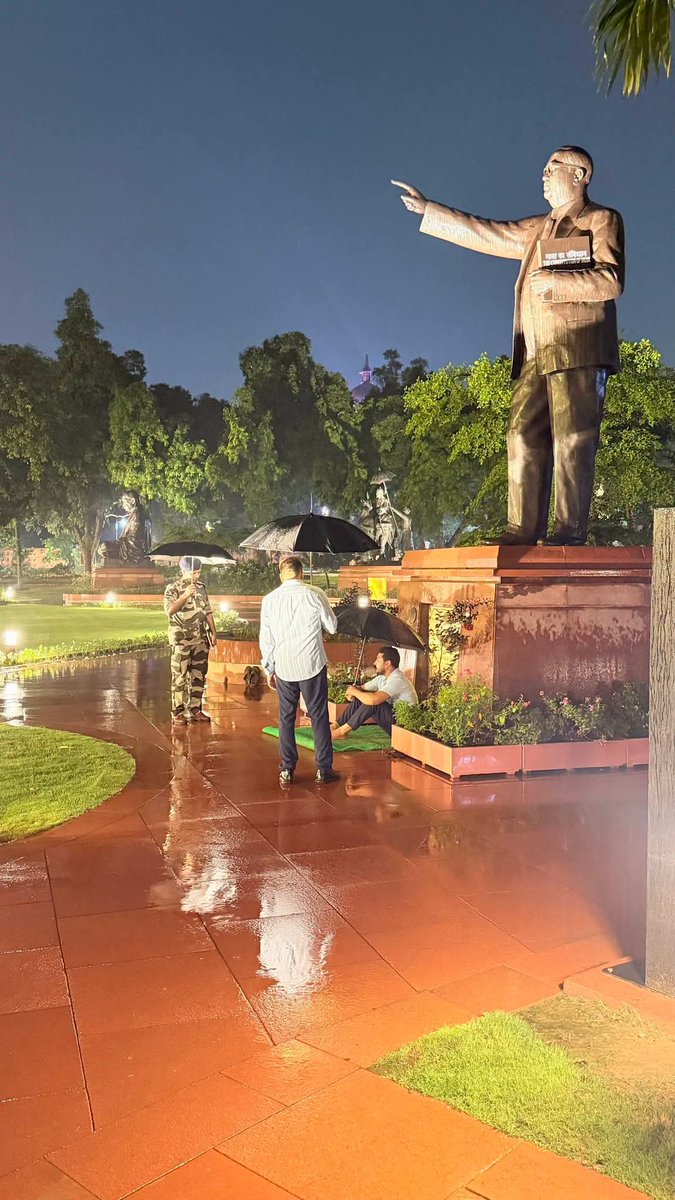 ranainmedia's tweet photo. जंतर-मंतर पर छात्रों के साथ हुई कार्रवाई लोकतंत्र की भावना को आहत करने वाली है।
हमारे राष्ट्रीय अध्यक्ष भाई चंद्रशेखर आज़ाद जी के लोकतांत्रिक संघर्ष और न्याय की इस लड़ाई में हम मजबूती से उनके साथ खड़े हैं। https://t.co/1iBhCn5YCT