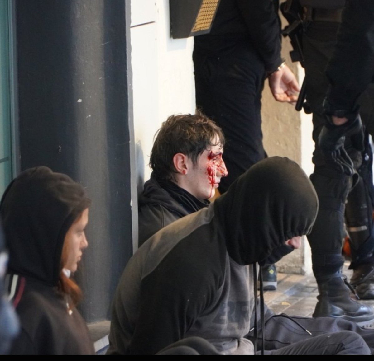 SebasPortico's tweet photo. Aquí los etarras no fueron tan valientes. 
Es más, salieron por patas y con la cara rota. https://t.co/hSTchxiD1I